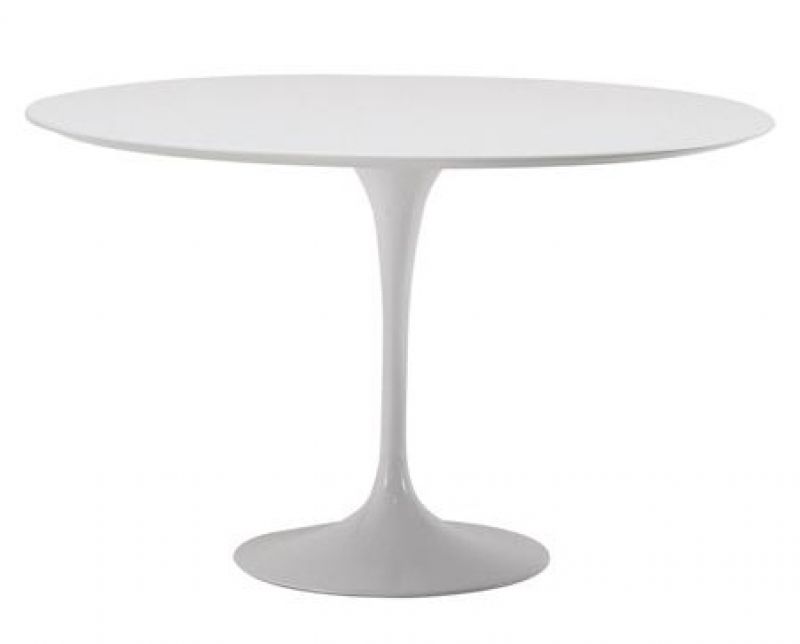 Weißer, runder OUTDOOR Saarinen Tisch von Knoll International mit zentralem Fuß. Designklassiker für Garten und Terrasse.